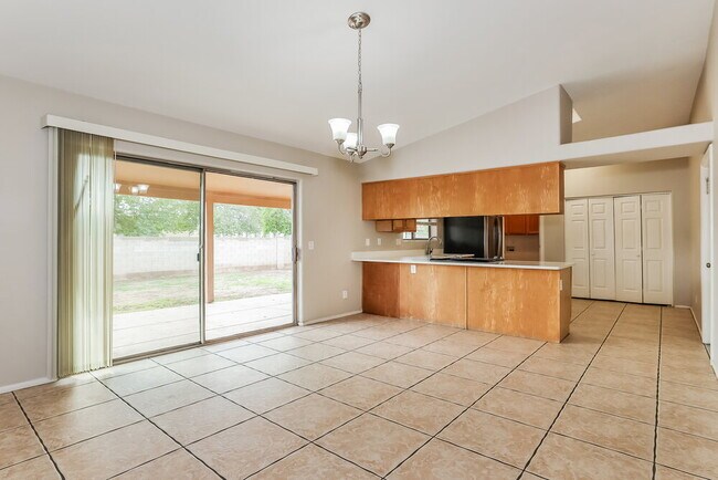 Building Photo - 717 E Calle Chulo Rd