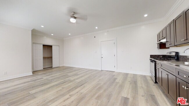 Building Photo - 1117 S Westlake Ave