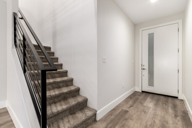 Building Photo - 165 E Lexington Ave