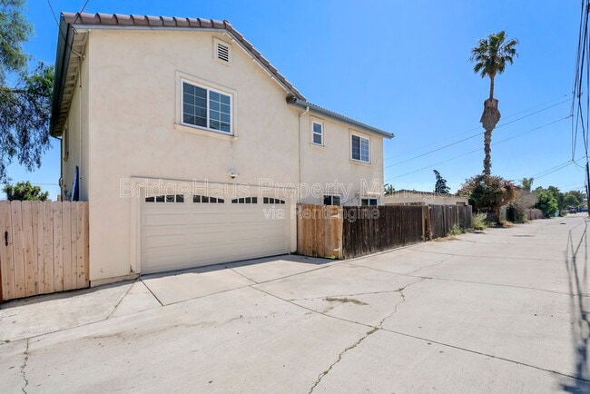 Building Photo - 832 Georgia St