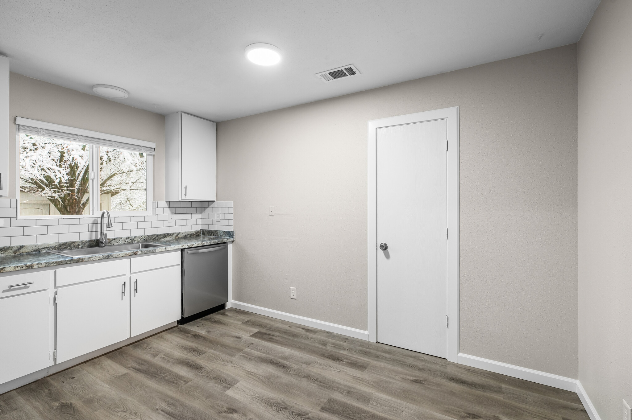 Building Photo - 2104 Rosamond Ave Apt 3