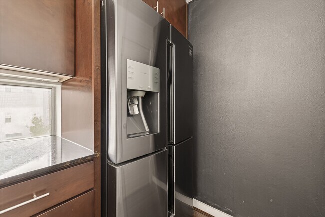 Building Photo - 405 Meadow St