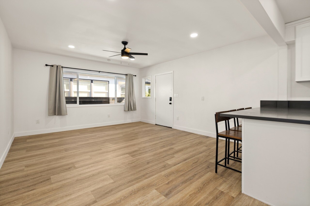 Building Photo - 715 Sunset Ave