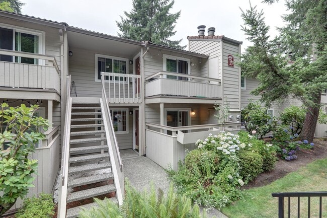 Building Photo - 2 Bedroom Ground Floor Condo in the Heart of Woodinville!
