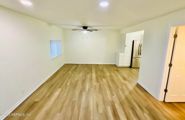 Building Photo - 18713 Charlotte Ave