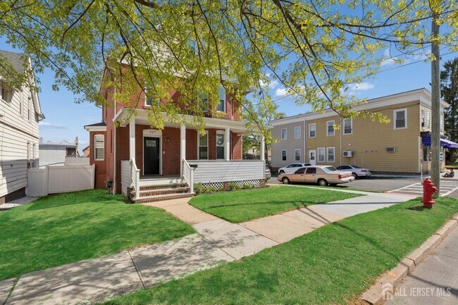 Building Photo - 327 Main St