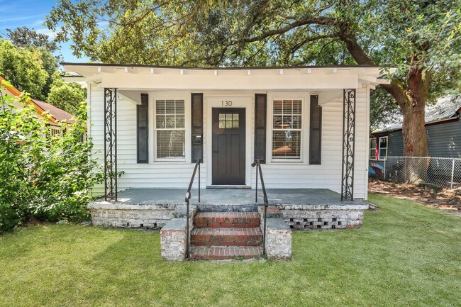 Building Photo - Renovated 3 Bed / 2 Bath Home near to down...