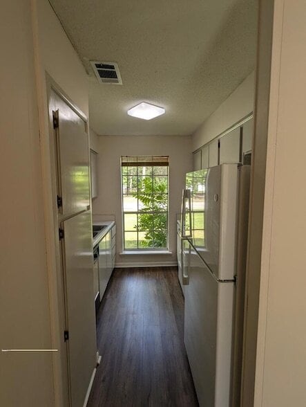 Building Photo - 979 Live Oak Dr