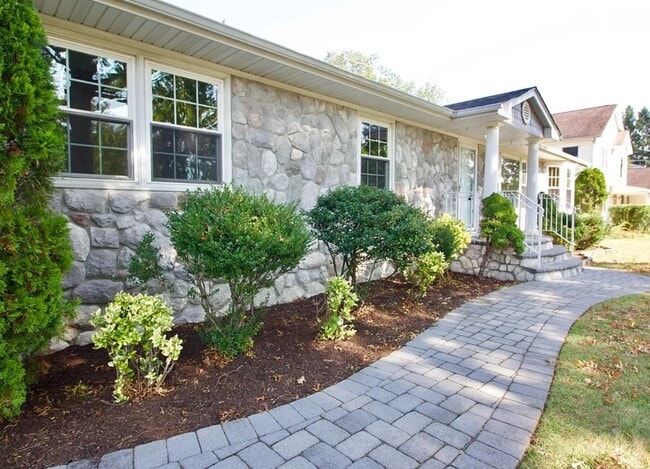 Building Photo - 32 Meadowbrook Ln