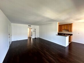 Building Photo - Spacious Upper level 1 bed -1 bath with parking and pool in Encino