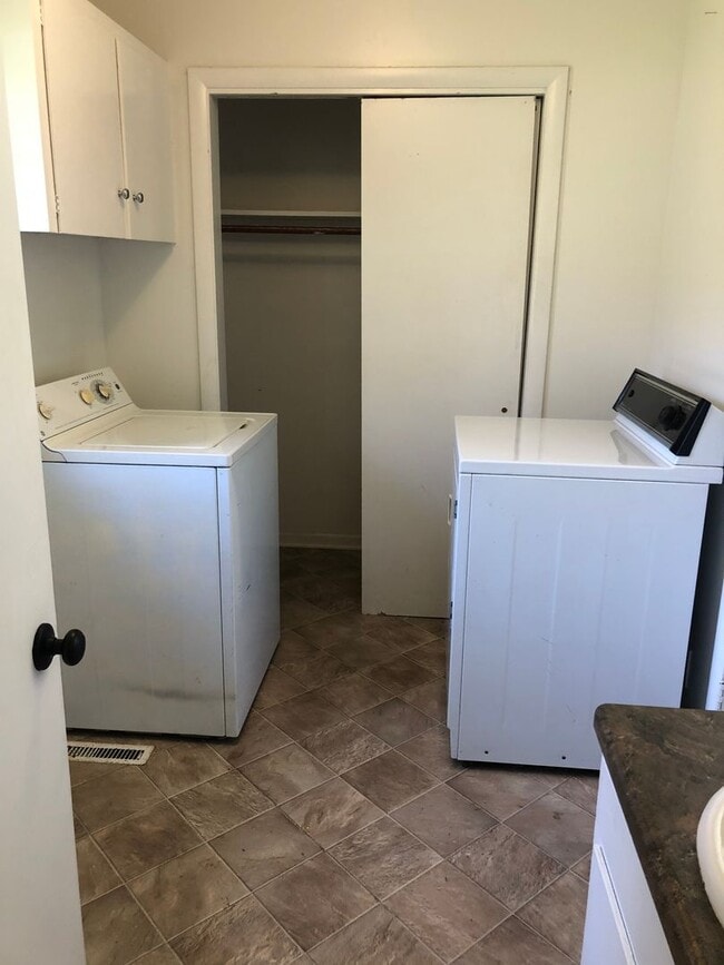 Building Photo - 3 Bedroom Home in Murray