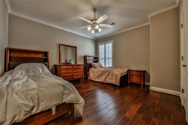 Building Photo - 1005 Memorial Village Dr
