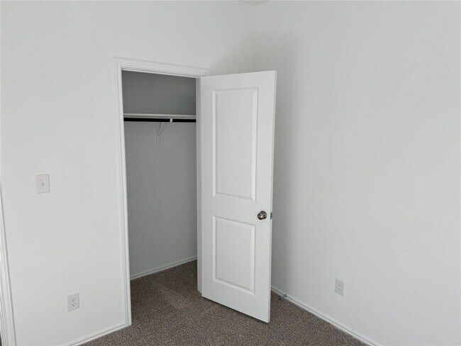 Building Photo - 408 Whoopers Loop
