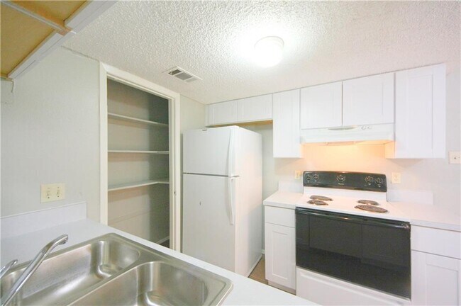 Building Photo - 1013 Fieldwood Dr