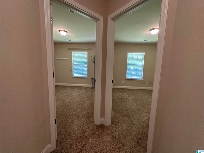 Building Photo - 480 River Crest Dr N