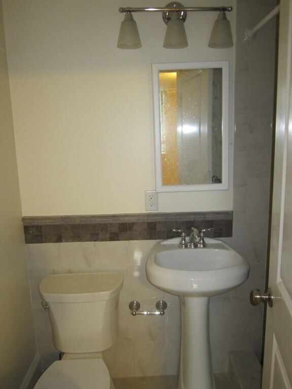 Building Photo - 6 Centre St