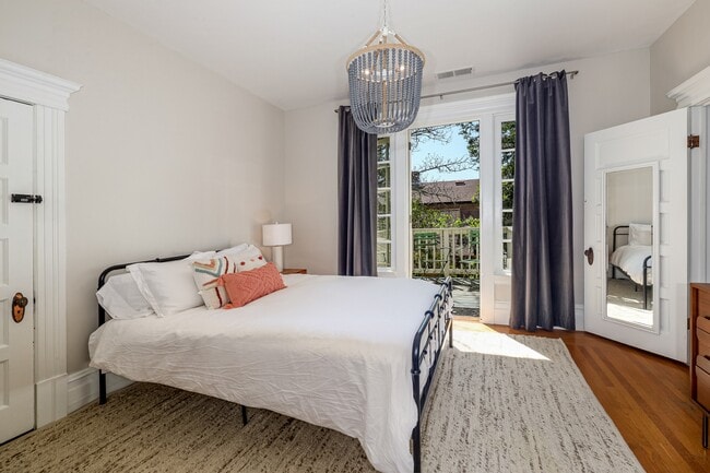 Building Photo - 131 N Main St