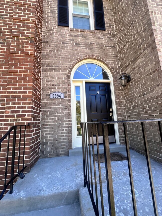 Building Photo - Renovated Kingstowne Townhouse | 3 Beds, 2...