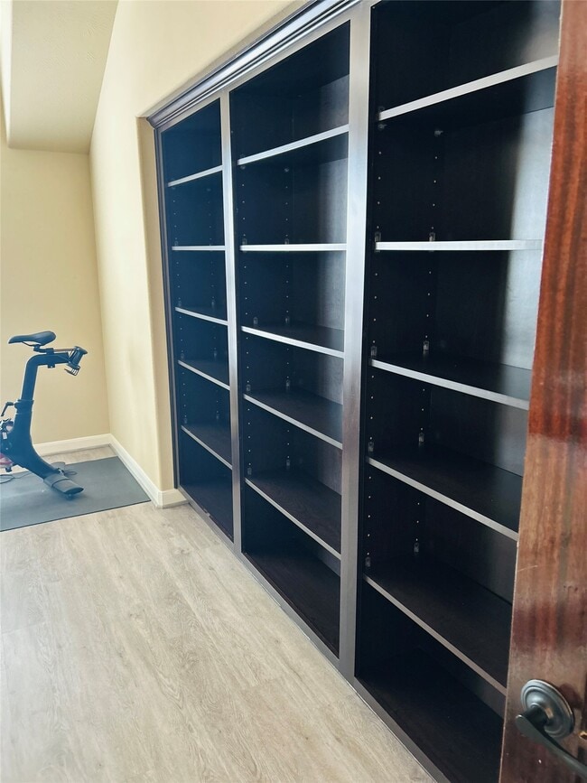 Building Photo - 1049 W 22nd St