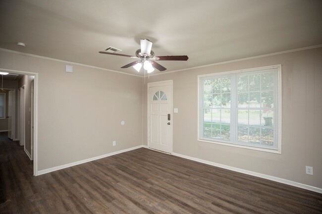 Building Photo - ** 3 Bed 1 Bath located in Forrest Hills *...
