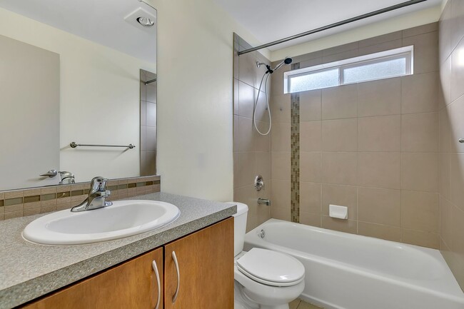 Building Photo - Cheery & Bright Columbia City Townhome
