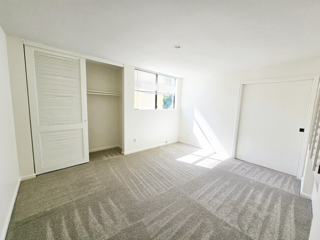 Building Photo - 2420 Torrey Pines Rd