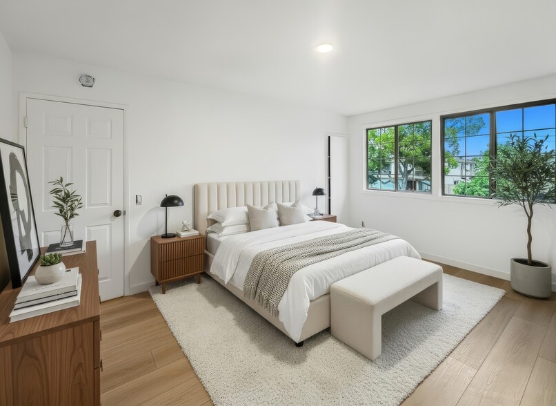 Virtually Staged - 727 E Tujunga Ave