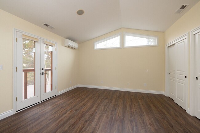 Building Photo - Remodeled & Charming 4 bed/3 bath w/ Yard ...