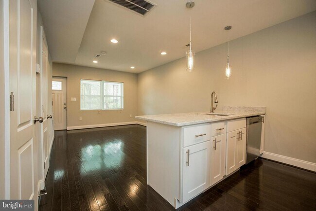 Building Photo - Single Family Home w/ Beautiful Outdoor Patio