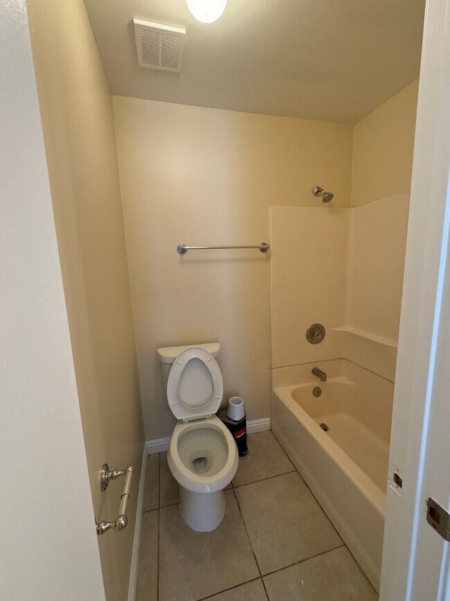 Building Photo - 812-818 E Fairway Dr