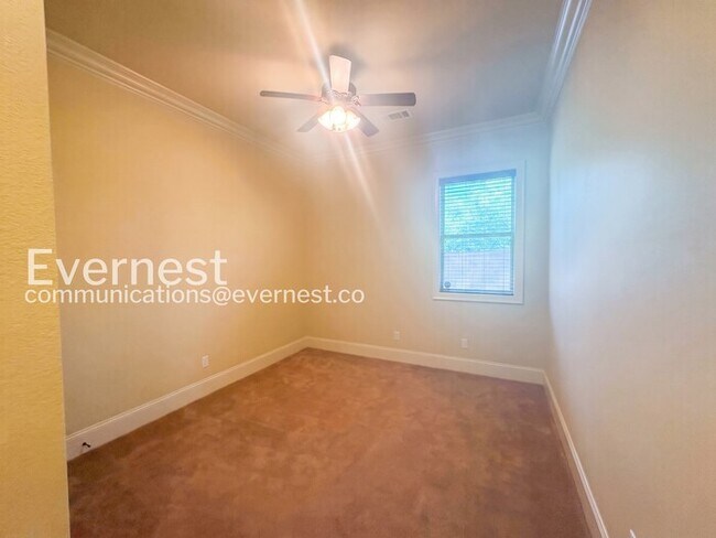 Building Photo - 3 Bed/2 Bath Home with Fenced Yard & Garage / Pet-Friendly / Available Now!