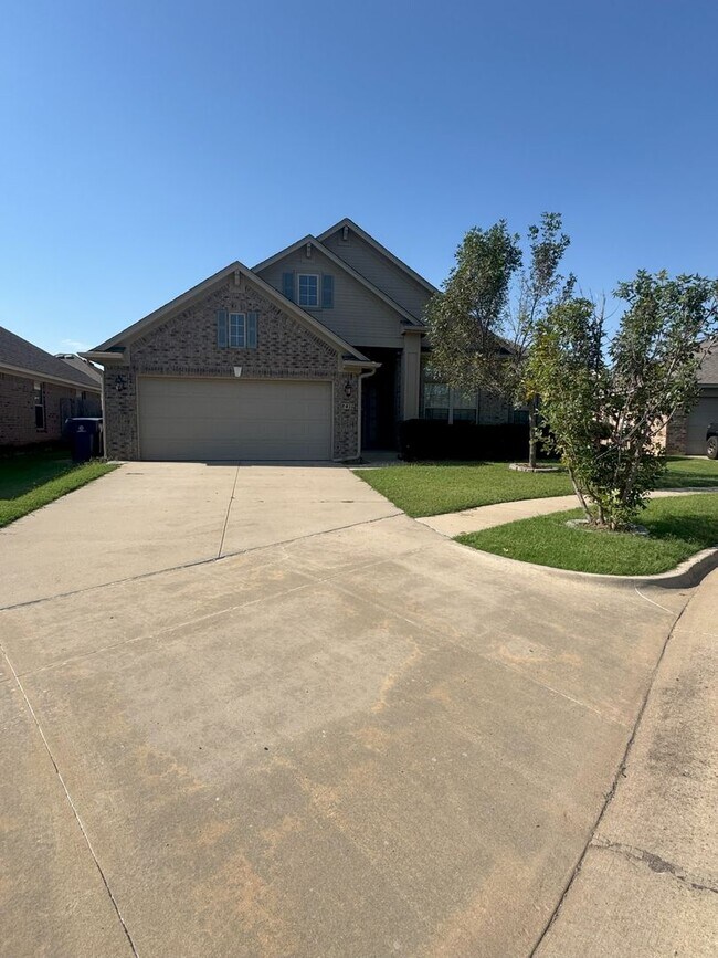 Building Photo - Charming three bed two bath in South OKC