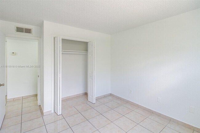 Building Photo - 606 W 81st St