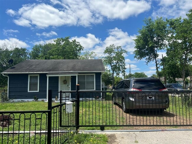 Primary Photo - 6802 Paris St