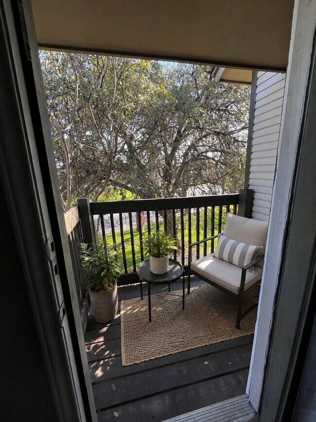 Building Photo - 2bed/2.5 bath condo close to downtown