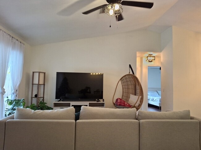 Building Photo - 385 Toledo St