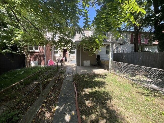 Building Photo - 586 Salem Ave