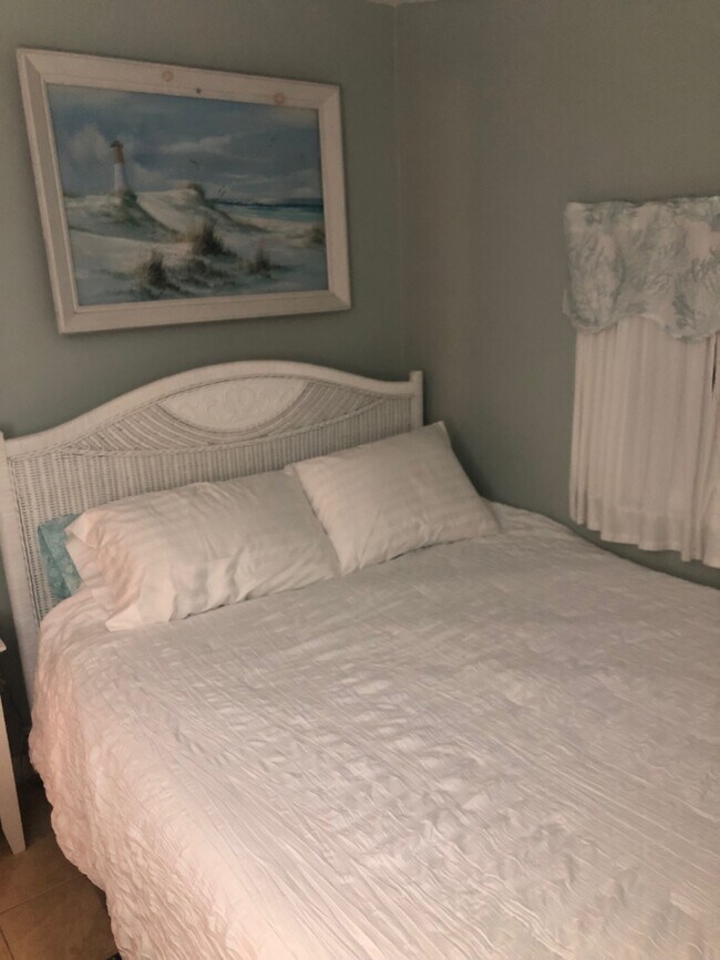Queen Bed in Bed Room - 11 W View Ln