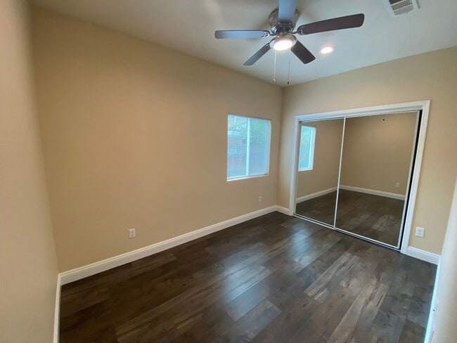 Building Photo - Spacious Corner Unit