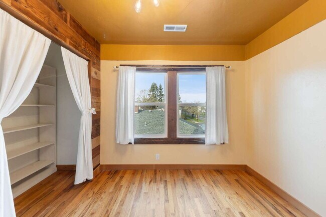 Building Photo - 3 Bedroom, 2.5 Bathroom CUSTOM HOME