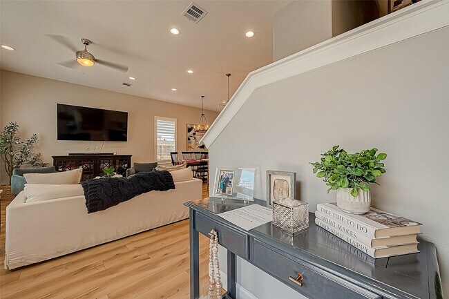 Building Photo - 909-A W 35th St