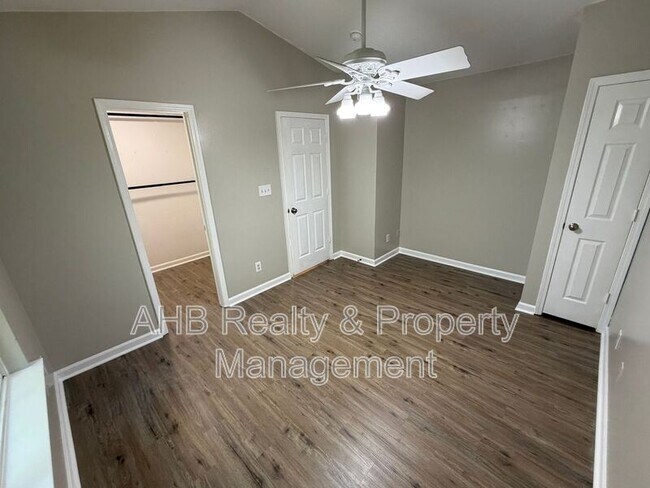 Building Photo - 1047 Oak Blossom Way