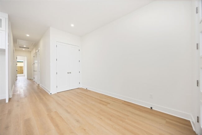 Building Photo - 422 E 41st St