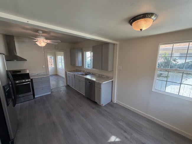 Building Photo - Bungalow nestled in East Sacramento!