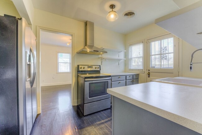 Building Photo - Beautifully renovated duplex in High Point Terrace!