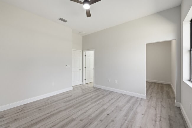 Building Photo - 825 Carbon St E