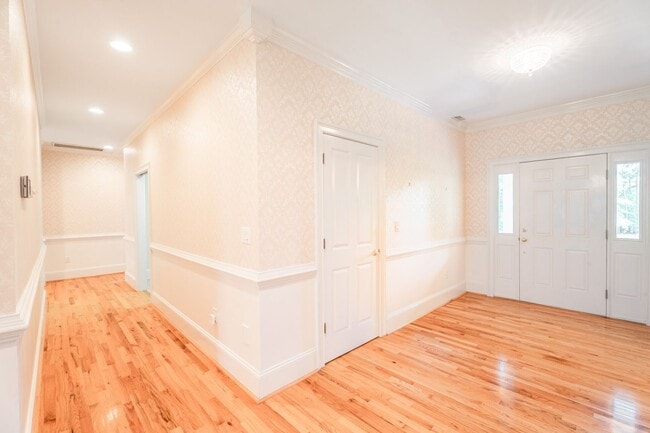 Building Photo - 785 Glenwood Dr