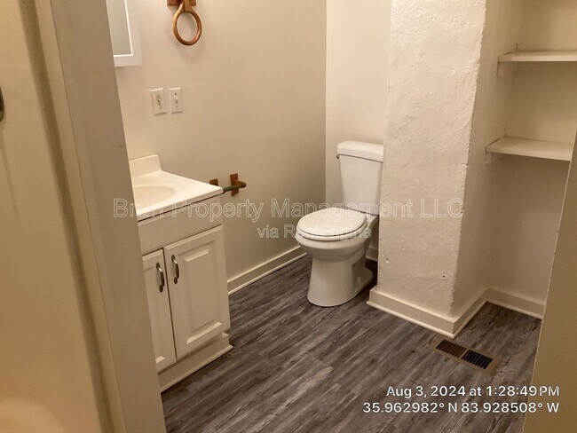 Building Photo - 1206 Forest Ave