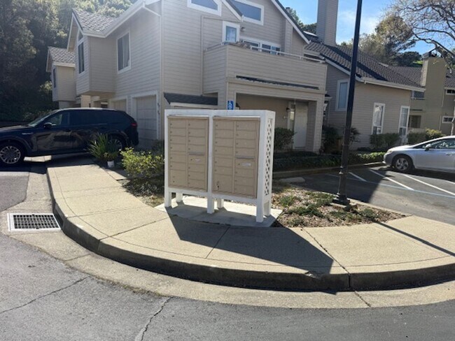 Building Photo - 2-Bedroom, 2-Bathroom Ground Level Condo in Hercules