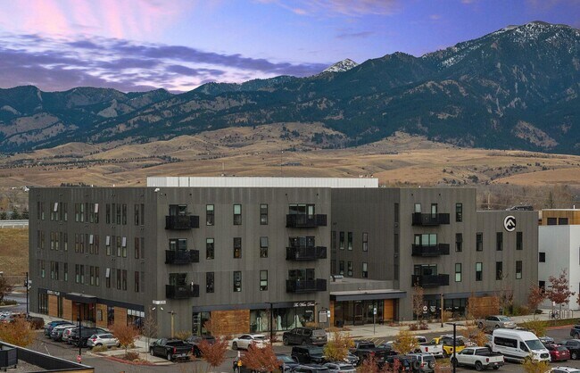 Building Photo - 221 E Oak St